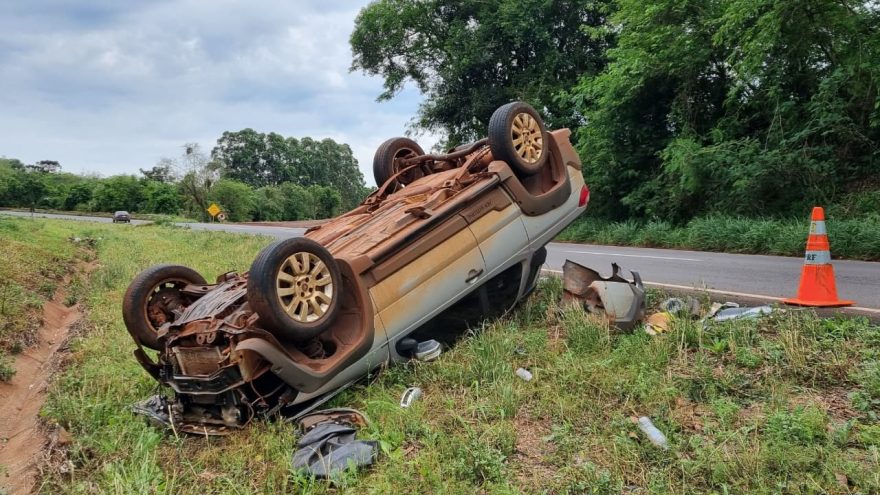 Saveiro que capotou na BR-163 na noite de ontem, ainda permanece no local