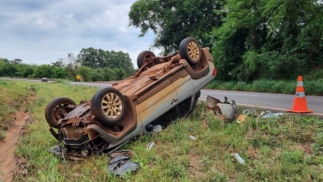 Saveiro que capotou na BR-163 na noite de ontem, ainda permanece no local