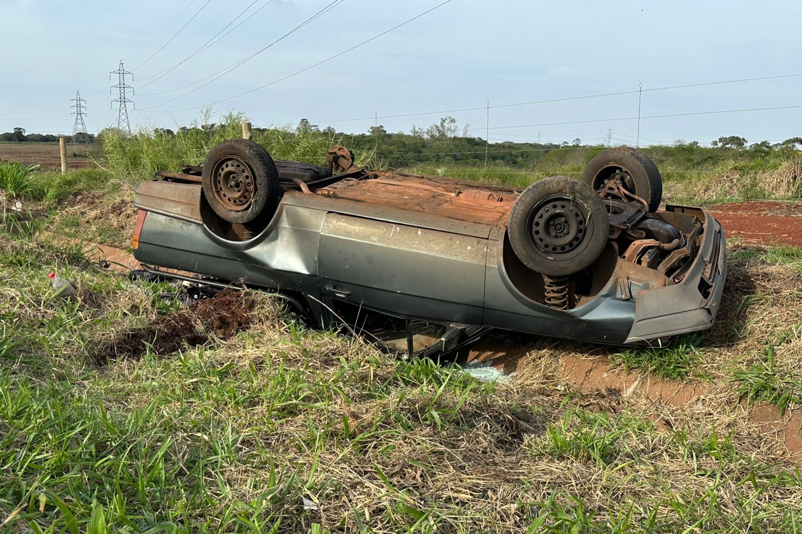 Saveiro capota com carga de sucata e motorista desaparece na BR-369