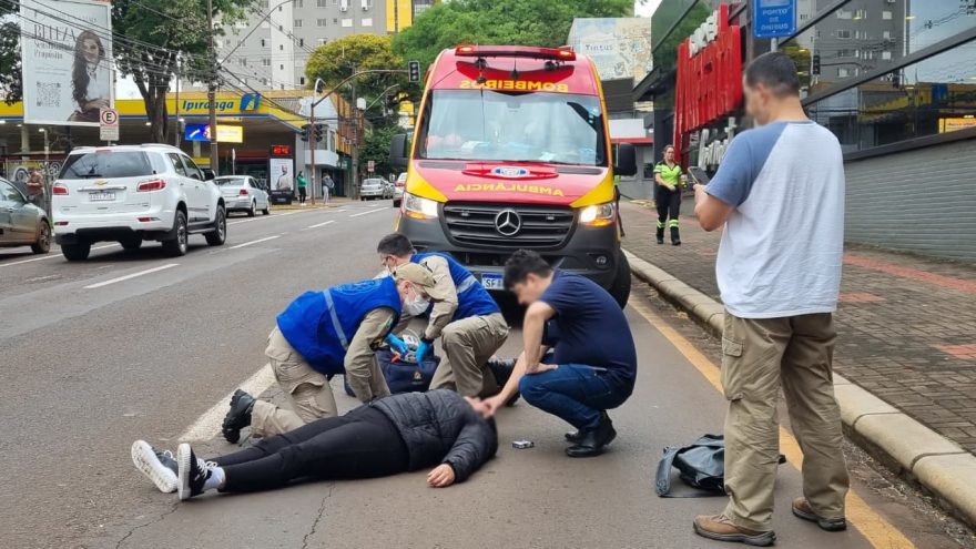 Mulher fica ferida em colisão entre Biz e Amarok no Centro de Cascavel
