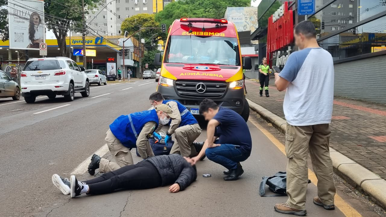 Mulher fica ferida em colisão entre Biz e Amarok no Centro de Cascavel