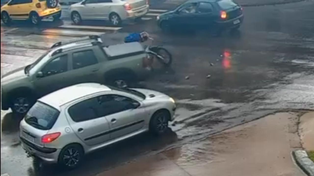 Câmera flagra acidente de trânsito na Avenida Tito Muffato