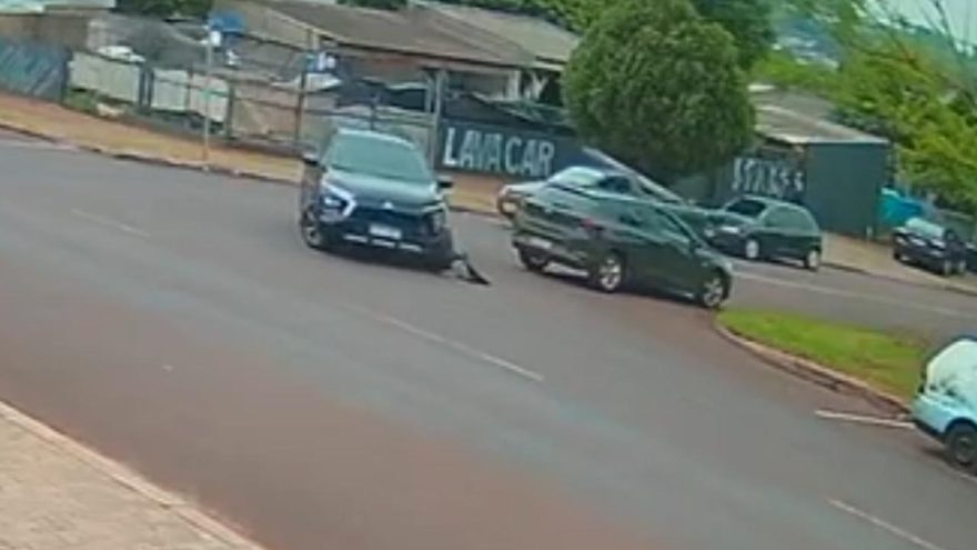 Câmera flagra acidente entre Eclipse e Onix no Bairro Claudete