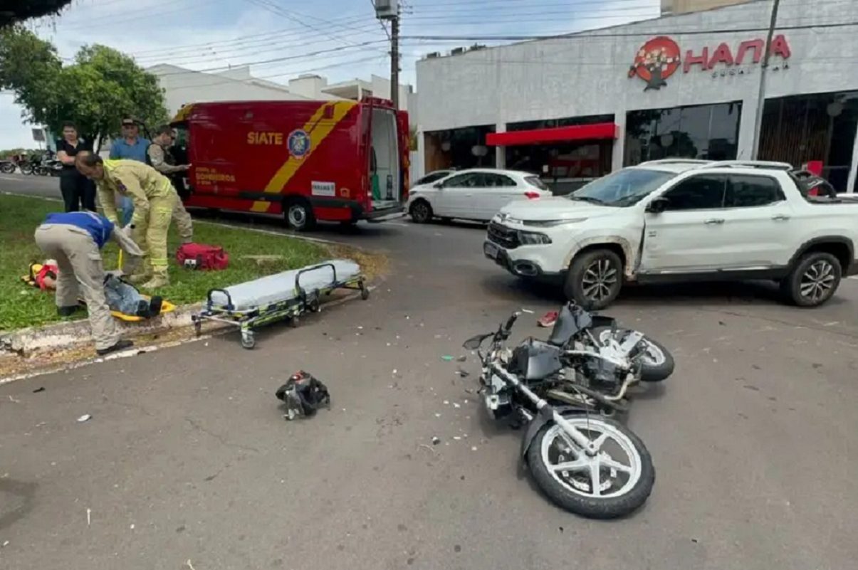 Motociclista fica ferido em colisão com caminhonete no Paraná