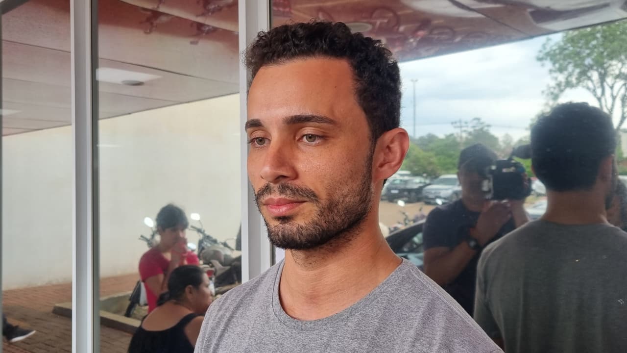 Melhor amigo acompanha transferência de Juliane Vieira dos Reis para a Ala de Queimados