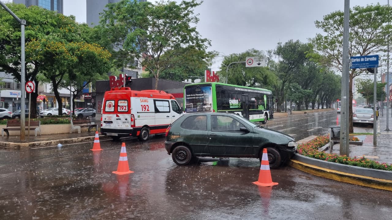 Bebê recém-nascido é atendido após colisão entre carro e ônibus no Centro de Cascavel