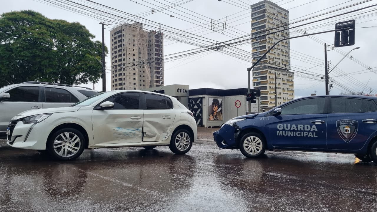 Viatura da Guarda Municipal colide com carro da Polícia Civil no Centro de Cascavel