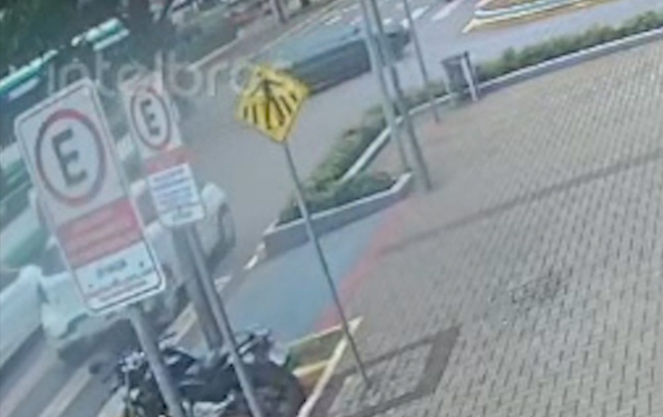 Vídeo mostra colisão entre ônibus e Palio na Avenida Brasil