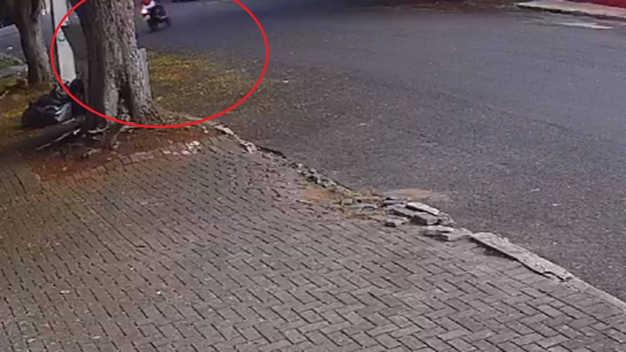 Câmera flagra furto de moto na Rua Pedro Ivo, em Cascavel