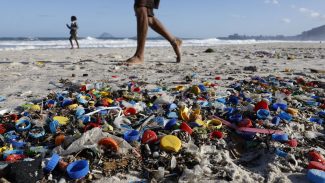 Micro e nanoplásticos contaminam água, ar e alimentos, mostra estudo