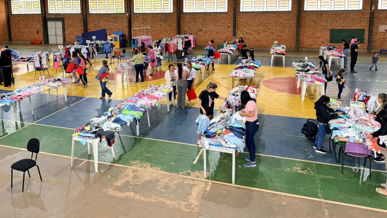 Atenção mamães e papais! APAE realiza bazar de moda bebê e infantil com peças novas e preços acessíveis