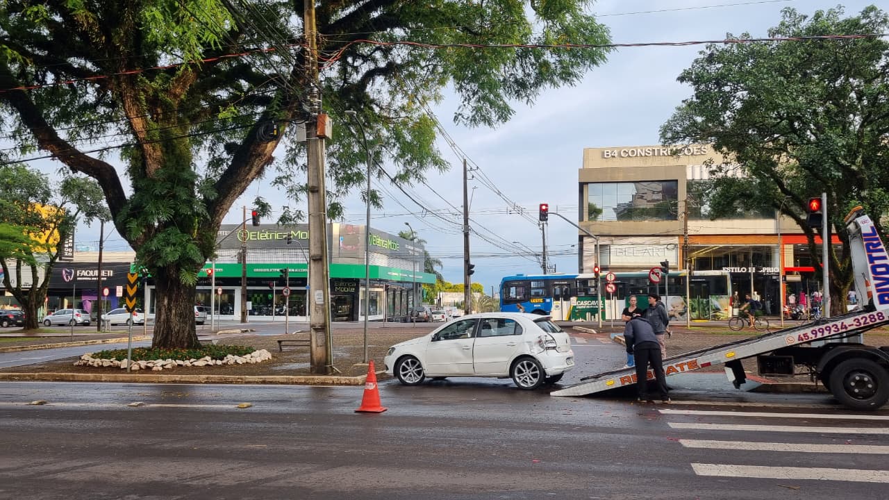 Acidente entre ônibus do transporte coletivo e Gol é registrado na Avenida Brasil