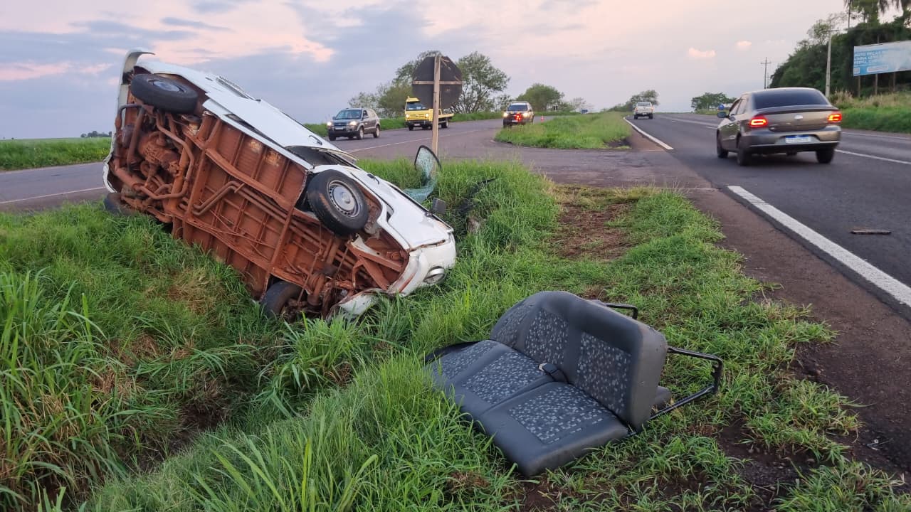 Colisão na BR-163 termina com Kombi tombada e Vectra com a frente destruída