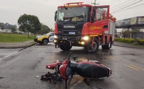 Homem sofre múltiplos ferimentos em grave acidente entre carro e moto