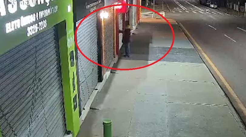 Pichadora age à noite e suja comércio na Rua São Paulo, em Cascavel