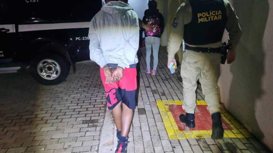 PM apreende pedras de crack e detém dupla após abordagem na Praça da Bíblia