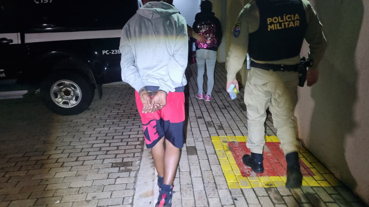 PM apreende pedras de crack e detém dupla após abordagem na Praça da Bíblia
