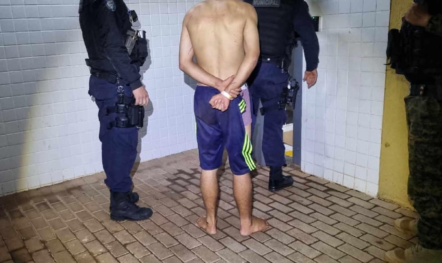 Homem é detido pela GM acusado de agredir a companheira no Floresta