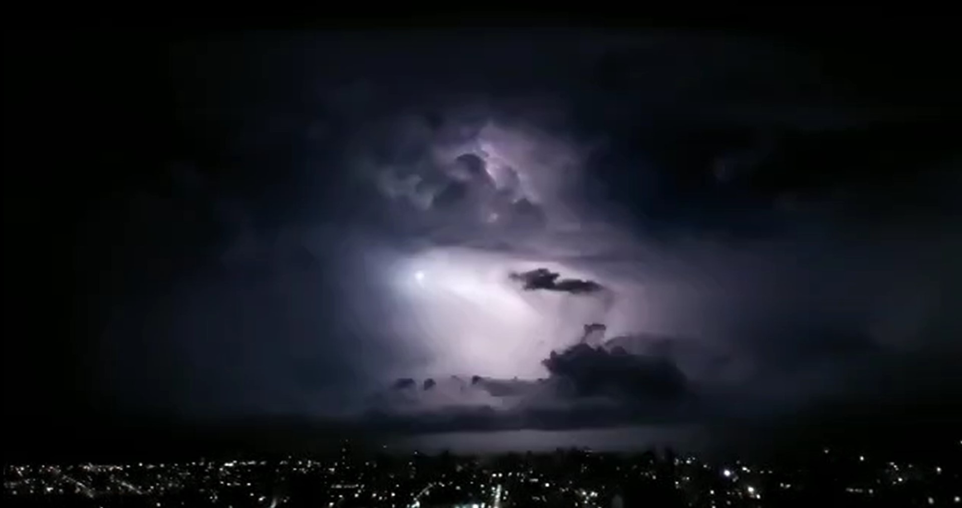Chuva causa alertas da Defesa Civil em Cascavel durante a madrugada deste sábado