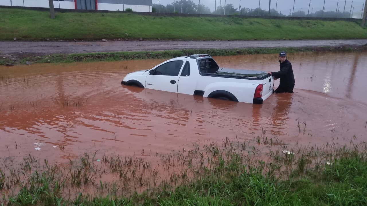Chevrolet Montana sai da pista e cai em "banhado" formado pela chuva na BR-277 em Cascavel
