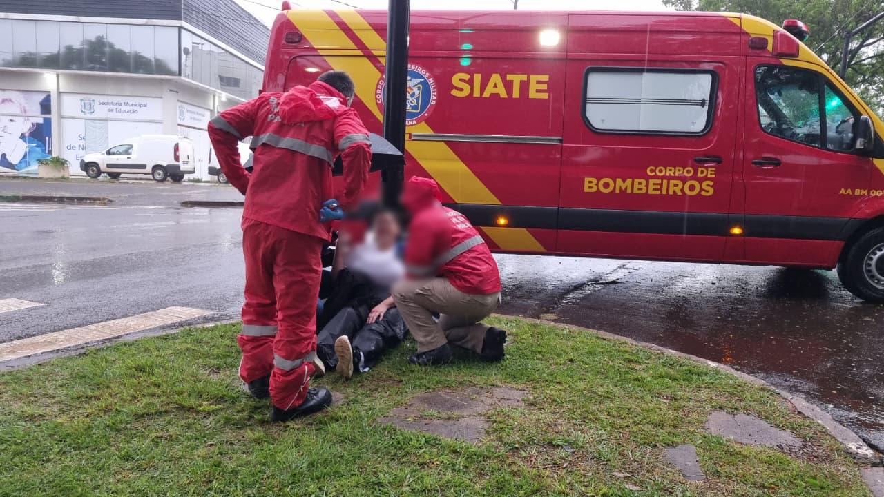 Após acidente entre moto e Fiesta, mulher fica ferida e é socorrida pelo Siate