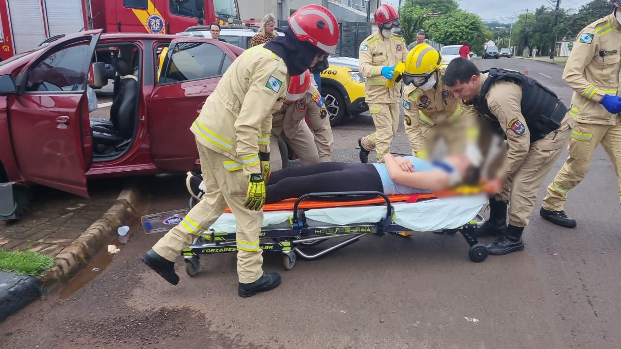 Três pessoas fiam feridas em forte colisão entre Prisma e Clio no Bairro Neva Três pessoas fiam feridas em forte colisão entre Prisma e Clio no Bairro Neva