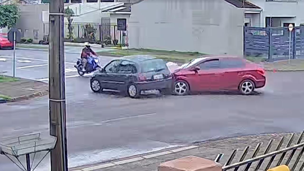Por pouco motociclista não é atingido em colisão entre Clio e Prisma no Bairro Neva Por pouco motociclista não é atingido em colisão entre Clio e Prisma no Bairro Neva
