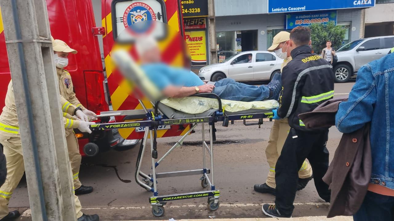 Idoso bate a cabeça ao tropeçar e cair na calçada na Avenida Brasil Idoso bate a cabeça ao tropeçar e cair na calçada na Avenida Brasil