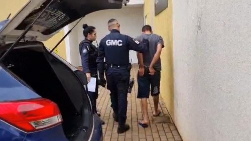 Após descumprir medida protetiva e jogar água no rosto da mãe, filho é preso