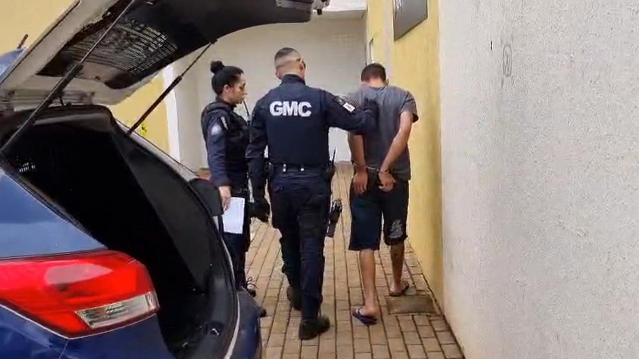 Após descumprir medida protetiva e jogar água no rosto da mãe, filho é preso Após descumprir medida protetiva e jogar água no rosto da mãe, filho é preso