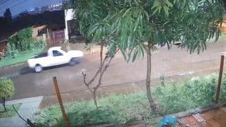 Ladrões invadem residência na Rua Uirapuru e furtam Ford Courier