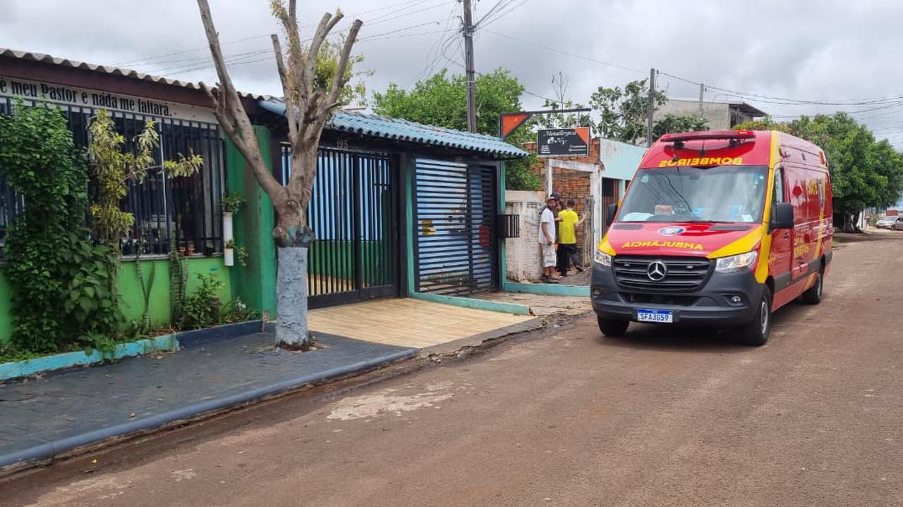 Homem cai do telhado em residência no Cascavel Velho e fica ferido Homem cai do telhado em residência no Cascavel Velho e fica ferido