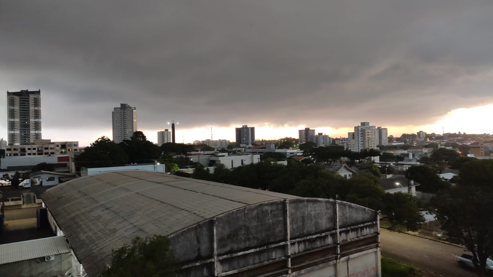 Na Região Oeste, Cascavel foi a cidade mais afetada pela chuva e muitos consumidores ainda estão sem luz Na Região Oeste, Cascavel foi a cidade mais afetada pela chuva e muitos consumidores ainda estão sem luz