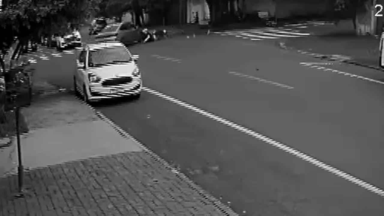 Câmera flagra acidente na Avenida das Pombas que deixou motociclista ferido Câmera flagra acidente na Avenida das Pombas que deixou motociclista ferido