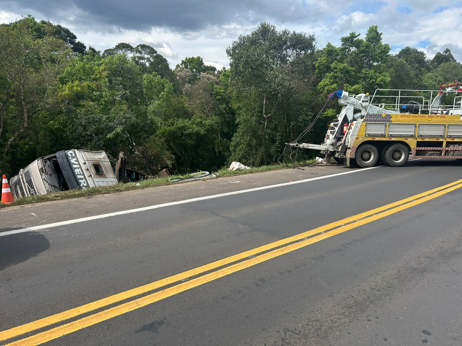 BR-277 fecha geral: bitrem tombado trava trânsito e causa transtorno em Prudentópolis BR-277 fecha geral: bitrem tombado trava trânsito e causa transtorno em Prudentópolis