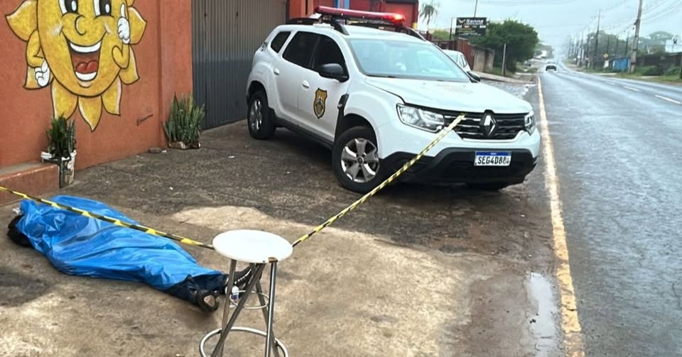 Homens são encontrados caídos na calçada; Um deles já estava em óbito Imagem referente a Homens são encontrados caídos na calçada; Um deles já estava em óbito