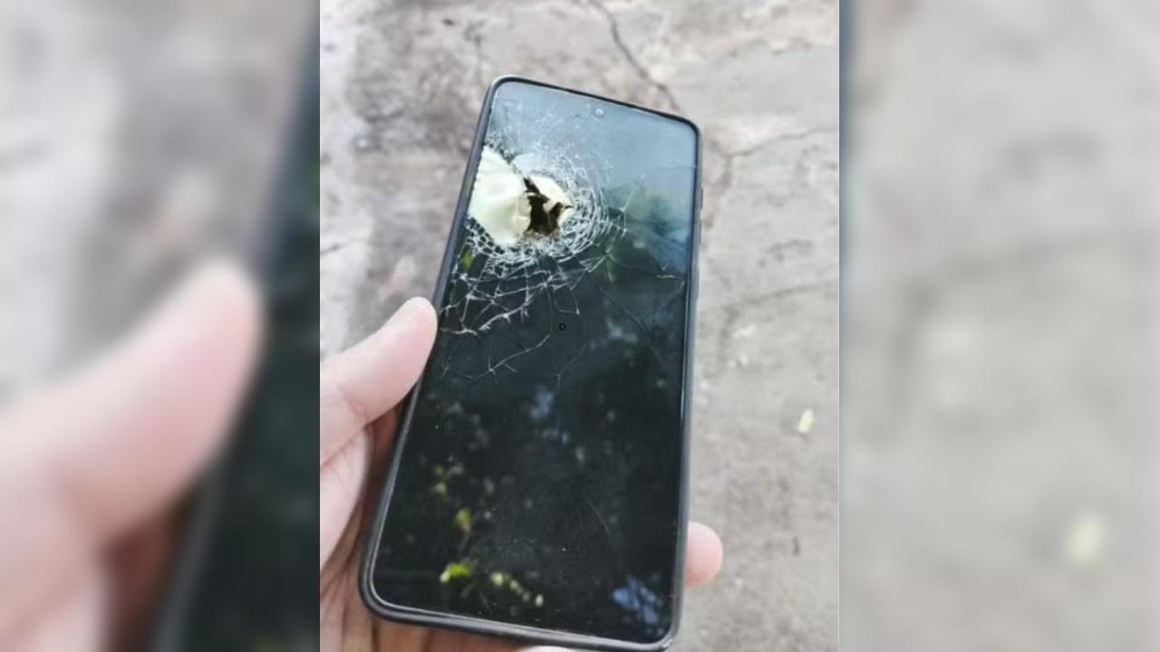 Tiroteio na rua: celular para bala e homem escapa da morte no Paraná Tiroteio na rua: celular para bala e homem escapa da morte no Paraná