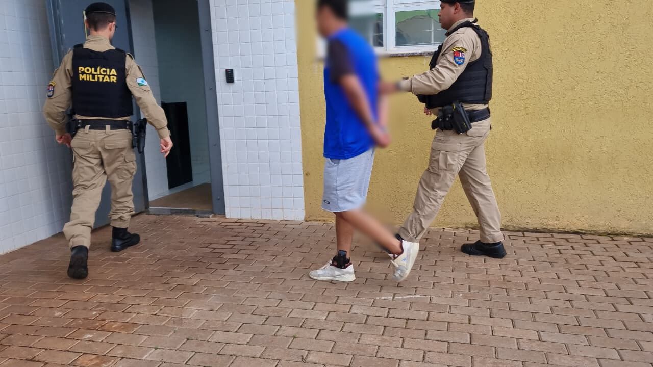 Jovem com tornozeleira dá tapa na cara da prima após briga na casa da avó e acaba detido Jovem com tornozeleira dá tapa na cara da prima após briga na casa da avó e acaba detido
