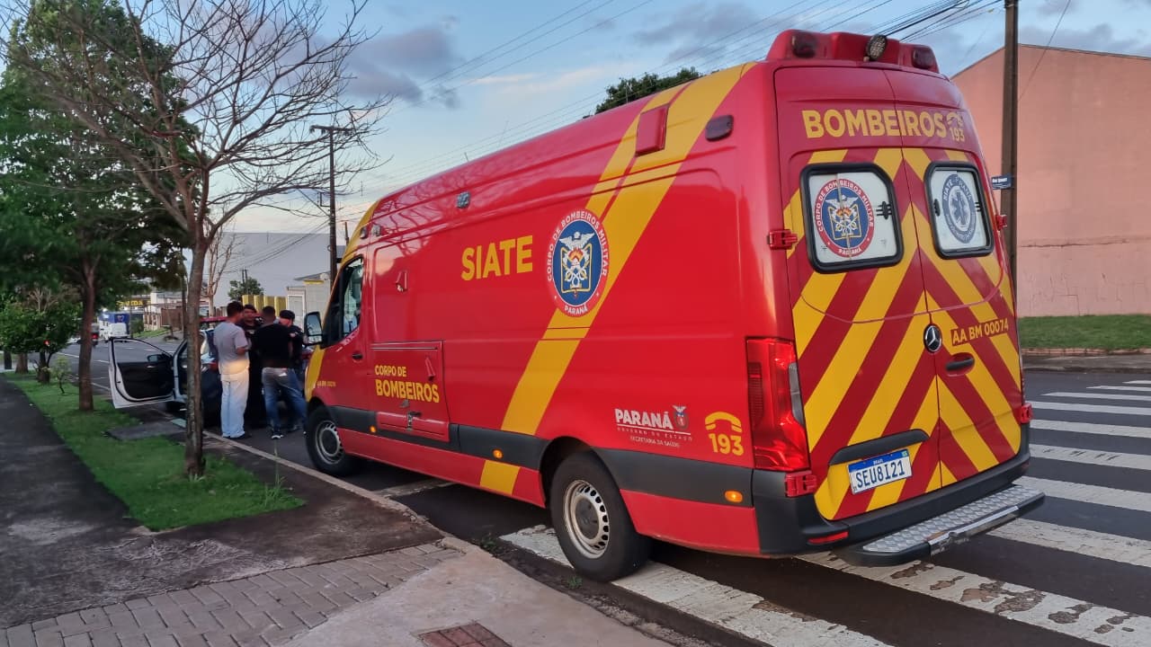 Motociclista fica ferido após colisão com carro na Rua Ipanema, no Bairro Periolo Motociclista fica ferido após colisão com carro na Rua Ipanema, no Bairro Periolo