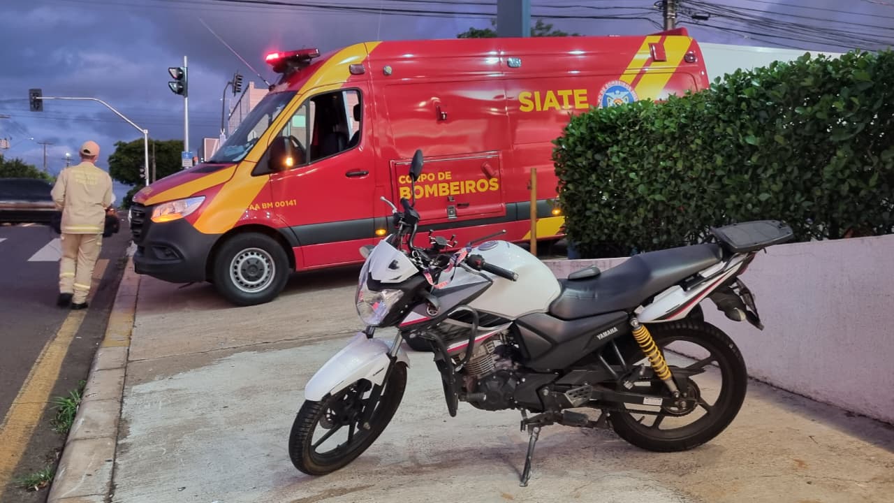 Homem e mulher ficam feridos após colisão entre motos na Avenida Carlos Gomes