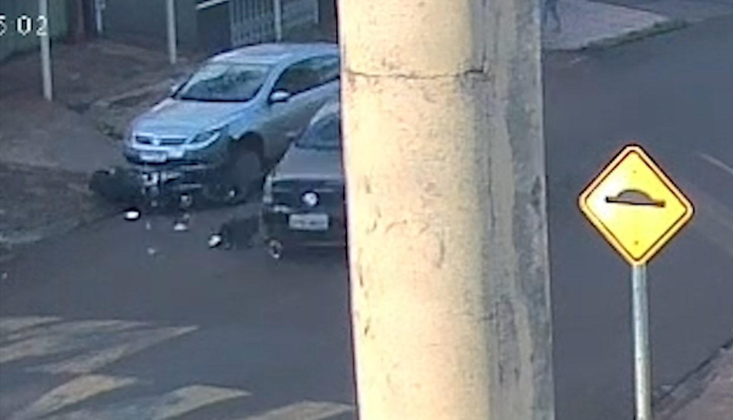 Vídeo mostra colisão entre três veículos na Avenida Corbélia, em Cascavel