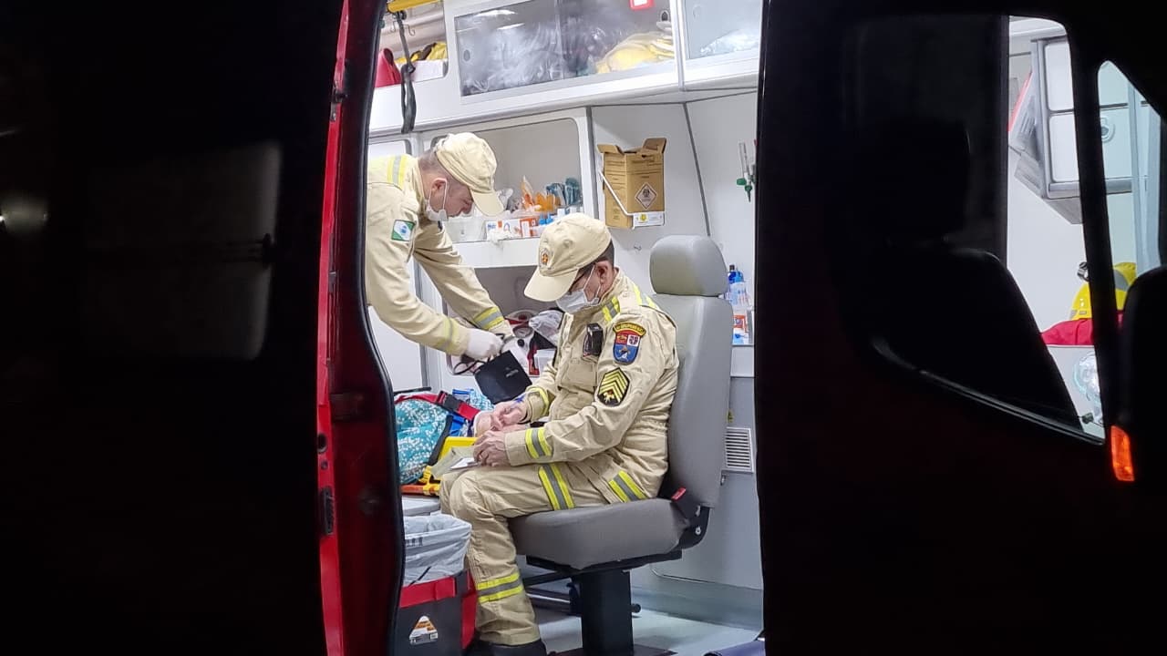 Mulher despenca de escada de dois metros, quebra vidro de janela e é socorrida com fratura