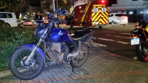 Motociclista tem fratura grave na perna após colisão com carro no cruzamento das Ruas Souza Naves e Recife Imagem referente a Motociclista tem fratura grave na perna após colisão com carro no cruzamento das Ruas Souza Naves e Recife