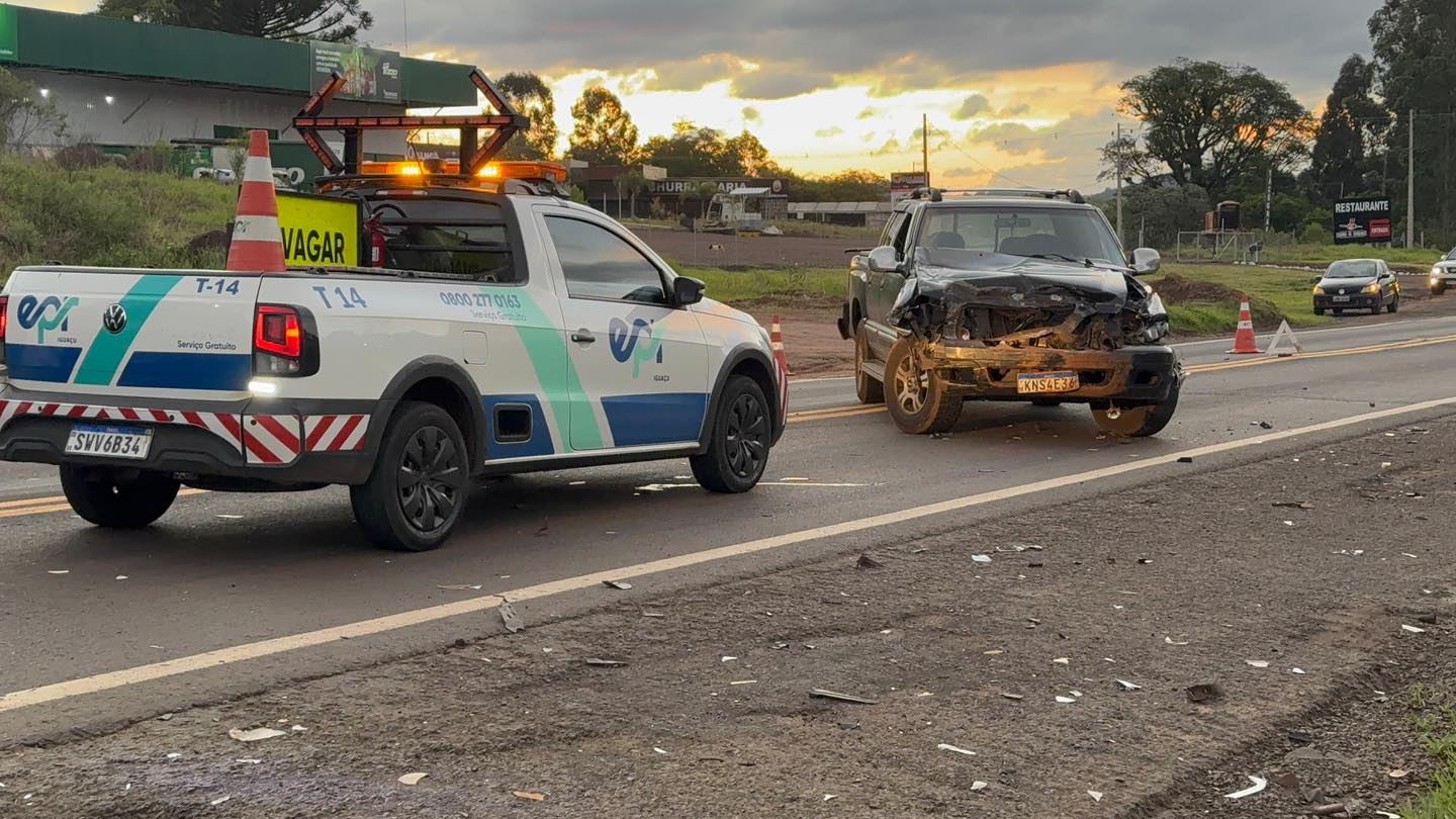 Caminhonete, Palio e caminhão batem feio na PR-483 e deixam um ferido