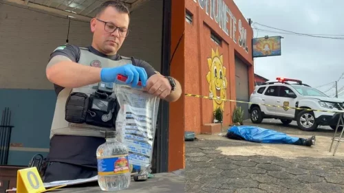 Polícia científica recolhe corotes para investigar morte de homem em calçada Imagem referente a Polícia científica recolhe corotes para investigar morte de homem em calçada