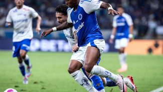 Cruzeiro vence e permanece na cola dos líderes do Brasileiro Cruzeiro vence e permanece na cola dos líderes do Brasileiro
