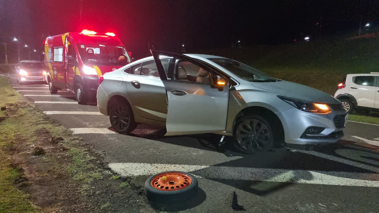 Motorista perde controle e carro desce barranco na BR-277 em Cascavel
