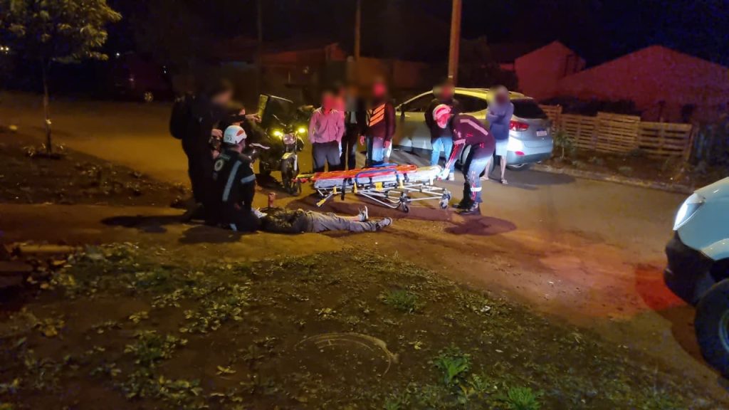 Homem tem suspeita de fratura após acidente envolvendo duas motos no Bairro Esmeralda