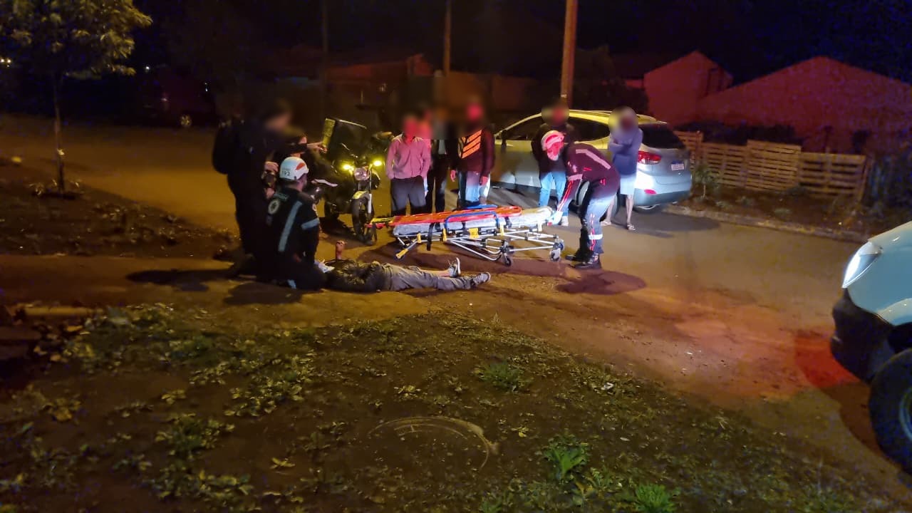 Homem tem suspeita de fratura após acidente envolvendo duas motos no Bairro Esmeralda
