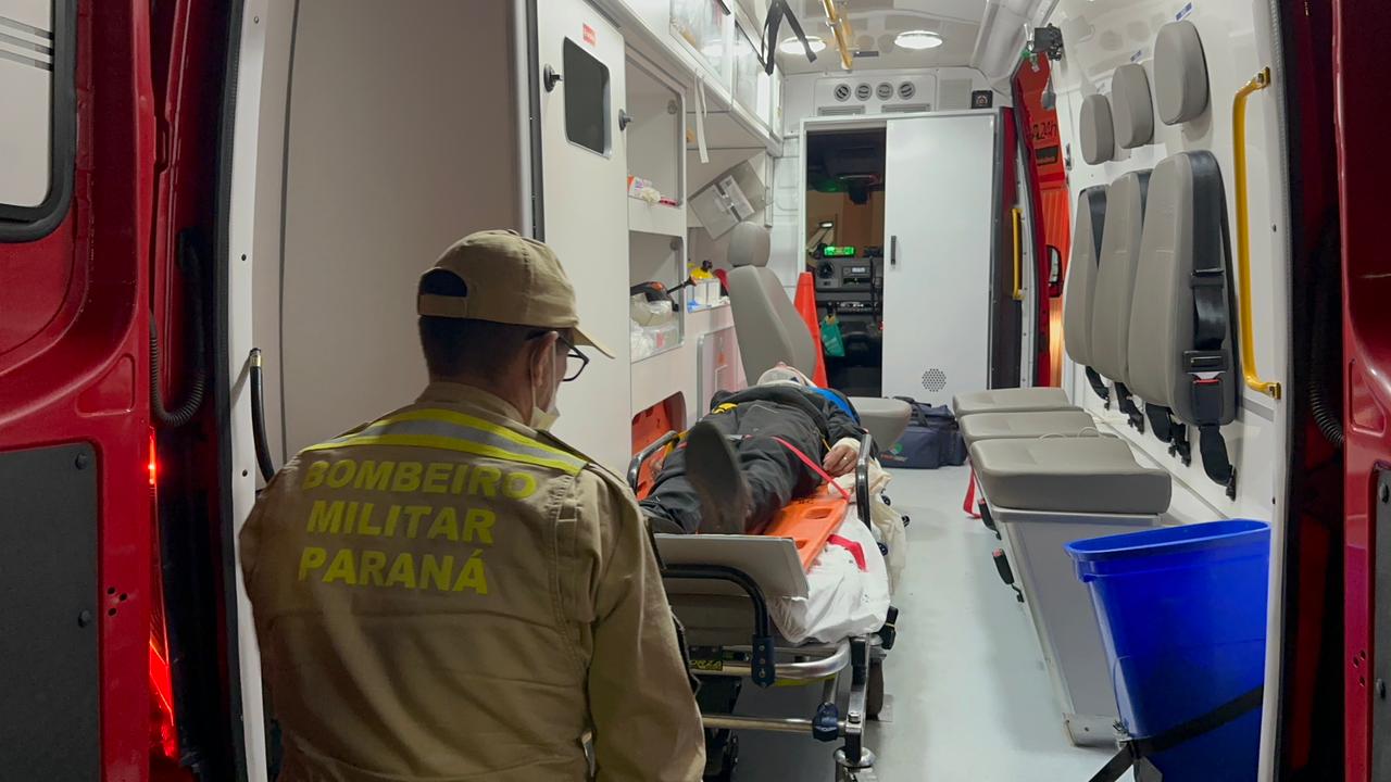 De moto, jovem bate contra carreta parada no Bairro Brasília